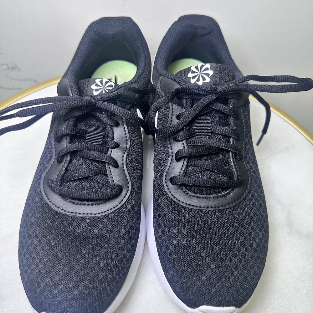 Nike Men’s or Unisex Tanjun Black and White Sneaker Shoes size 7.5 - Picture 2 of 6